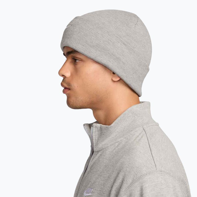 Zimná čiapka Nike Peak Swoosh Beanie dark grey heather/white 4