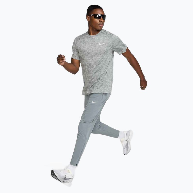 Pánske bežecké tričko Nike Stride ADV smoke grey / heather 2
