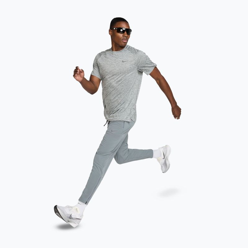 Pánske bežecké nohavice Nike Stride Dri-Fit Woven smoke grey 2