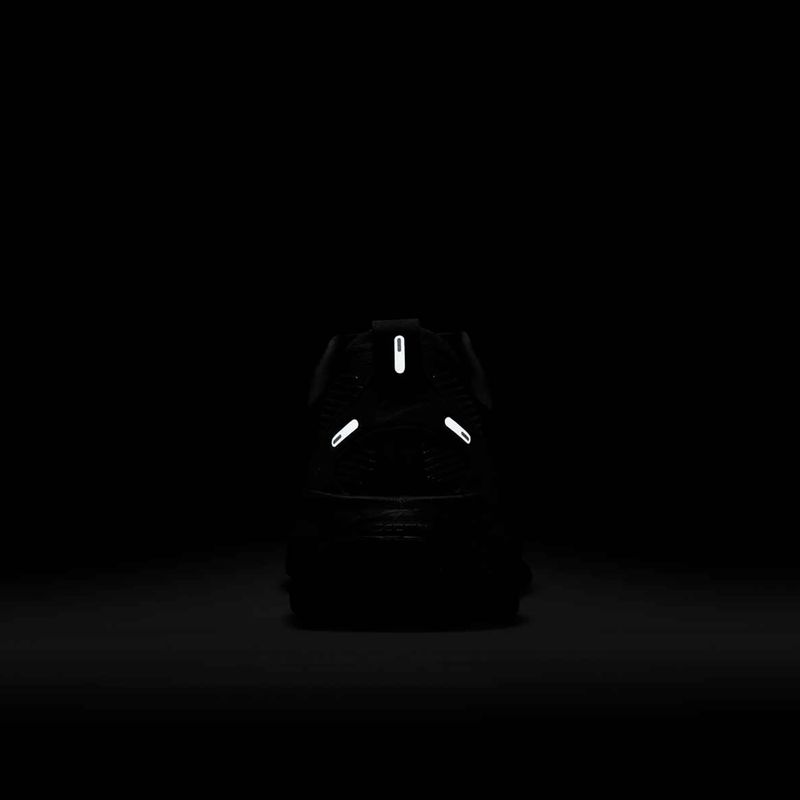 Dámske bežecké topánky Nike Vomero 18 black/dark smoke grey/light smoke grey/black 8