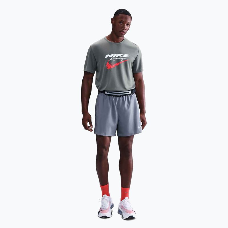 Pánske bežecké tričko Nike Miler Dri-Fit UV smoke grey 2