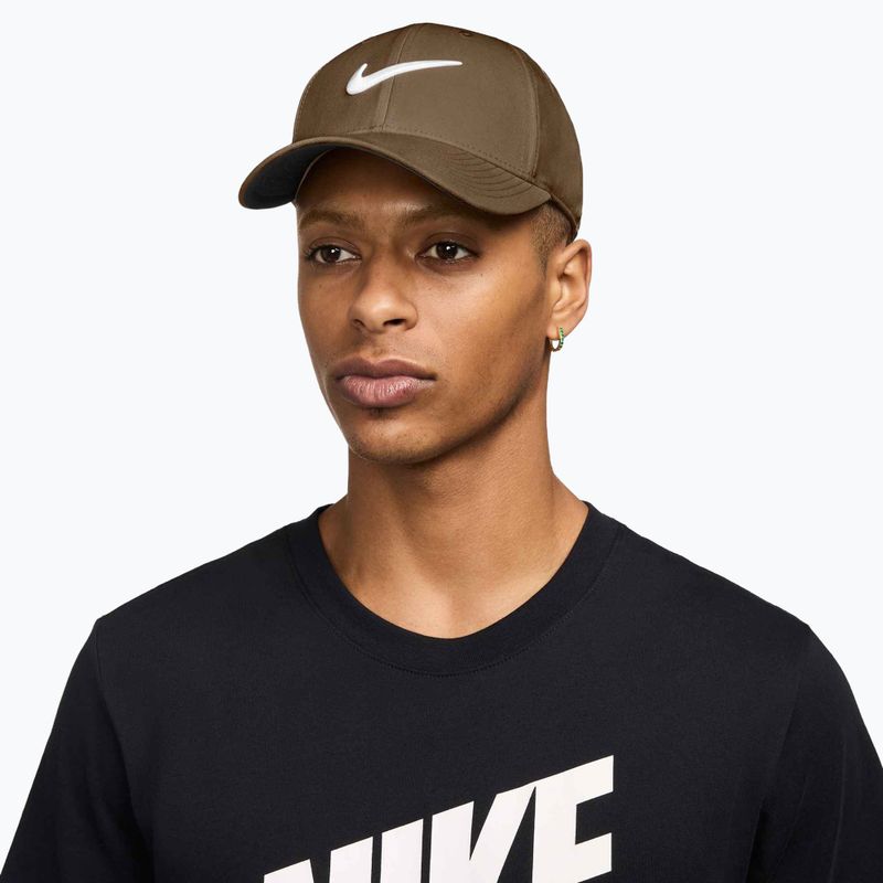 Šiltovka Nike Dri-FIT Club mosswood brown/white