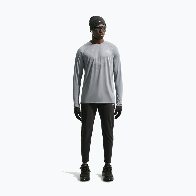 Pánske bežecké tričko longsleeve Nike Stride Dri-Fit ADV Smoke Grey 2