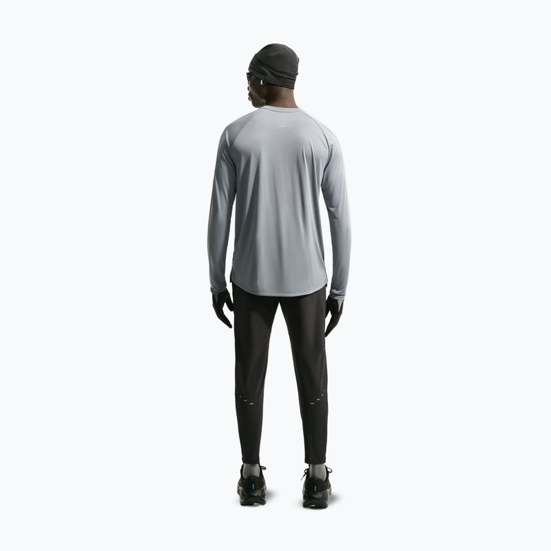Pánske bežecké tričko longsleeve Nike Stride Dri-Fit ADV Smoke Grey 3