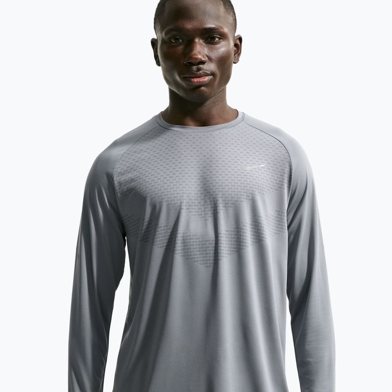 Pánske bežecké tričko longsleeve Nike Stride Dri-Fit ADV Smoke Grey 4