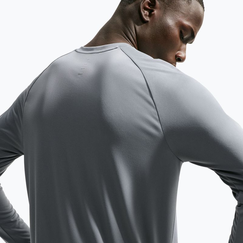 Pánske bežecké tričko longsleeve Nike Stride Dri-Fit ADV Smoke Grey 5