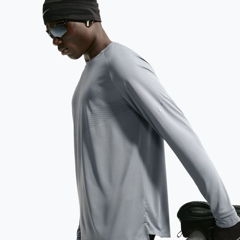 Pánske bežecké tričko longsleeve Nike Stride Dri-Fit ADV Smoke Grey 6