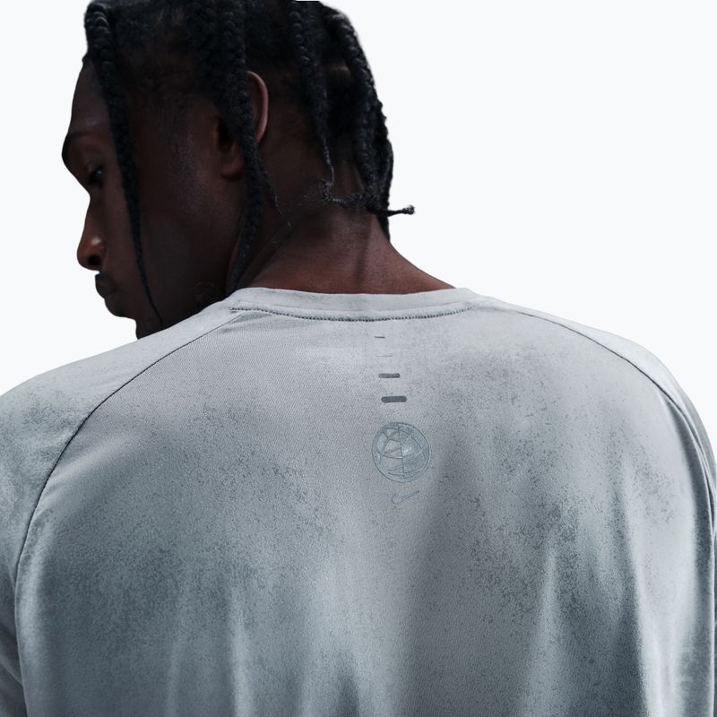Pánske bežecké tričko s dlhým rukávom Nike Stride Dri-Fit ADV light smoke grey 4