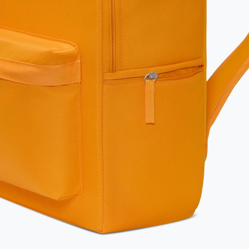 Mestský batoh Nike Heritage 25 l university gold/university gold/white 6