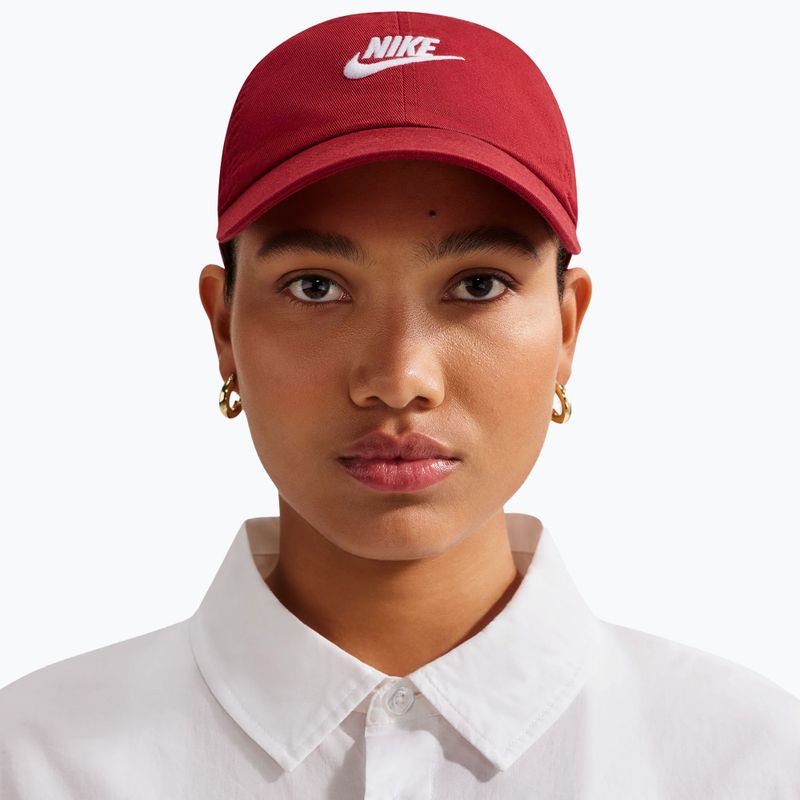 Šiltovka Nike Club Unstructured Futura Wash team crimson/white