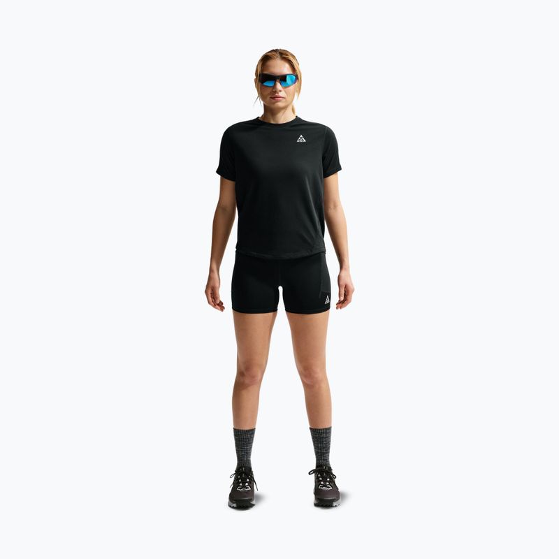 Dámske bežecké šortky Nike ACG black/summit white 2