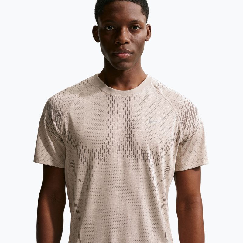 Pánske bežecké tričko Nike Stride Dri-Fit ADV cream light/mink brown 2