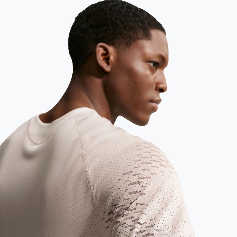 Pánske bežecké tričko Nike Stride Dri-Fit ADV cream light/mink brown 5