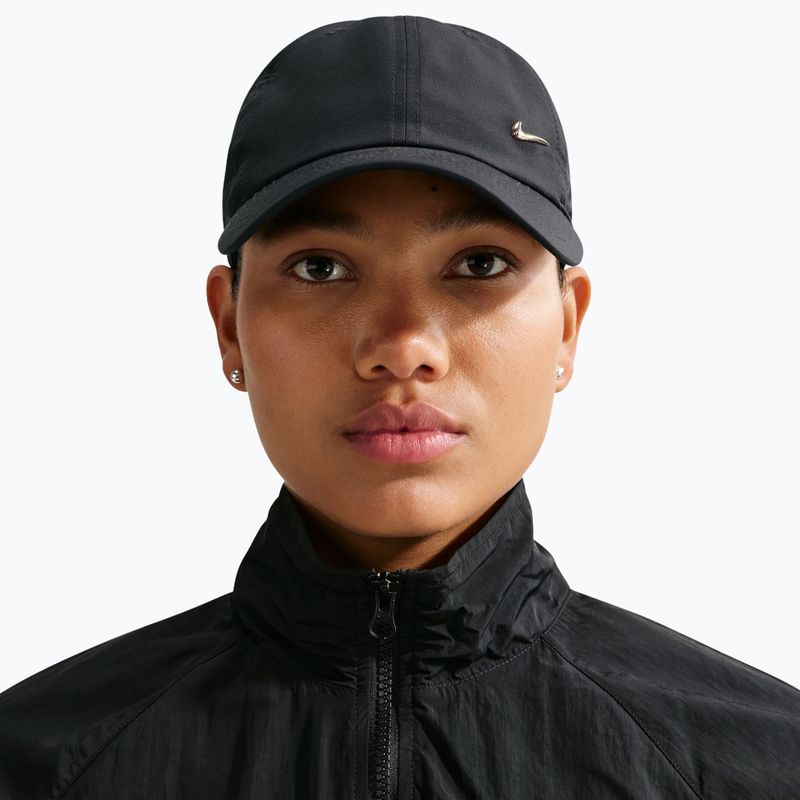 Šiltovka Nike Dri-Fit Club Unstructured Metal Swoosh 2026 black/metallic gold 3