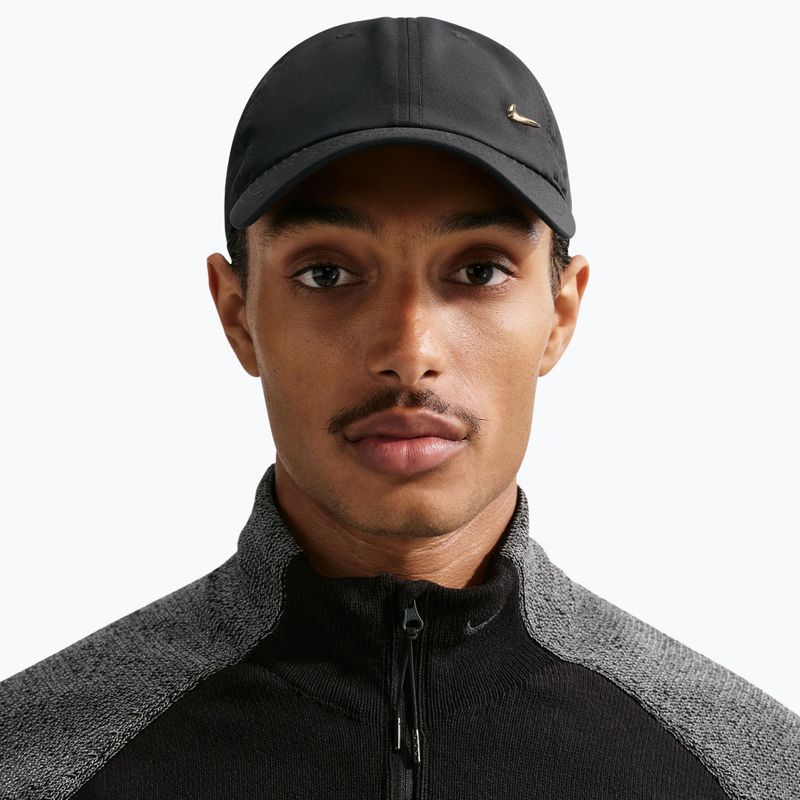 Šiltovka Nike Dri-Fit Club Unstructured Metal Swoosh 2026 black/metallic gold 4