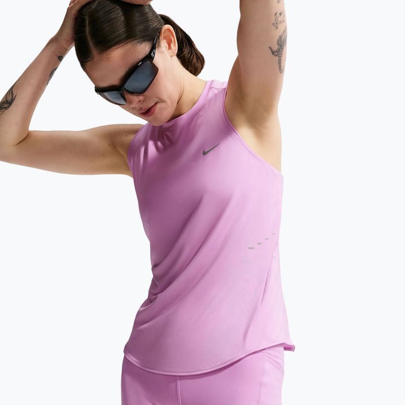 Dámske bežecké šortky Nike Swift High-Waisted 4" light magenta 7