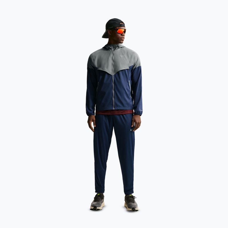 Pánska bežecká bunda Nike Impossibly Light Windrunner smoke grey/smoke grey/midnight navy 2