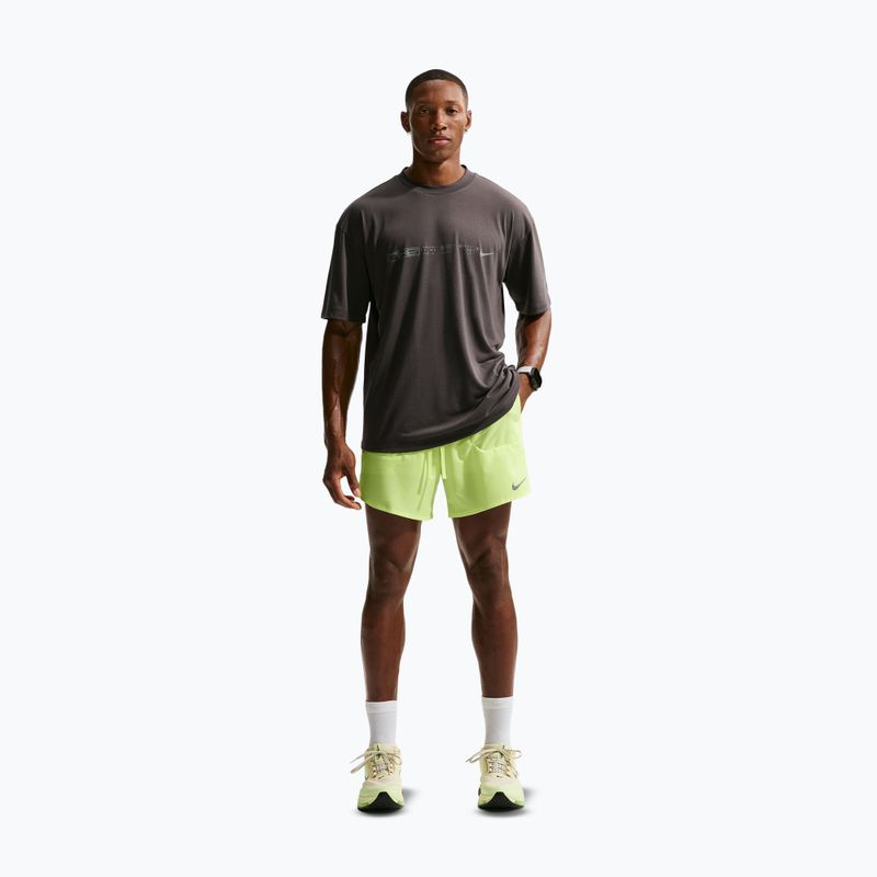 Pánske bežecké šortky Nike Stride Dri-Fit 2in1 7" volt ice 2