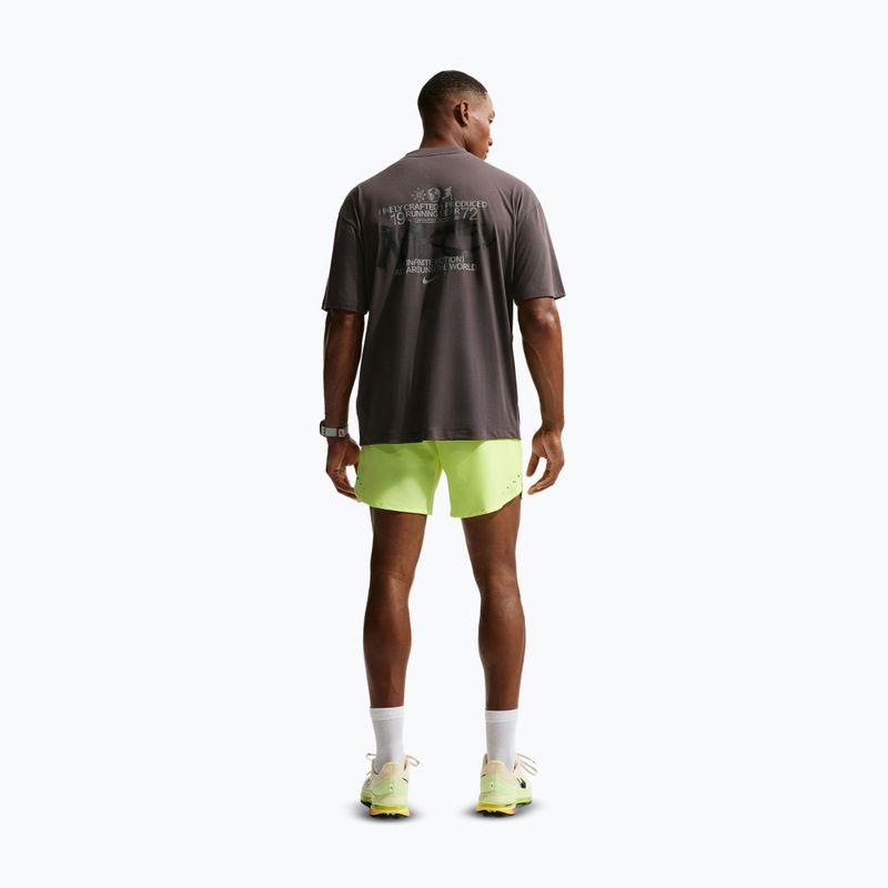 Pánske bežecké šortky Nike Stride Dri-Fit 2in1 7" volt ice 3