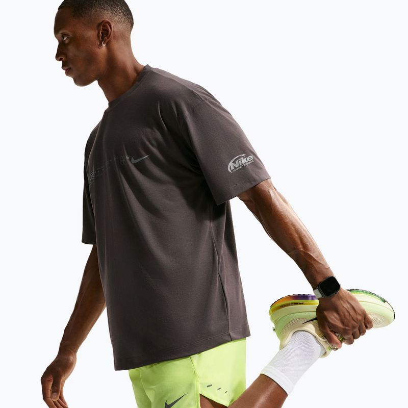 Pánske bežecké šortky Nike Stride Dri-Fit 2in1 7" volt ice 4