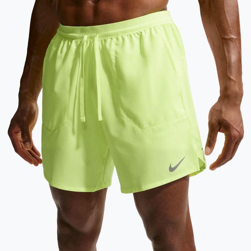 Pánske bežecké šortky Nike Stride Dri-Fit 2in1 7" volt ice 5