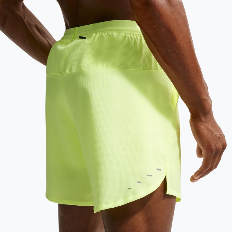 Pánske bežecké šortky Nike Stride Dri-Fit 2in1 7" volt ice 6