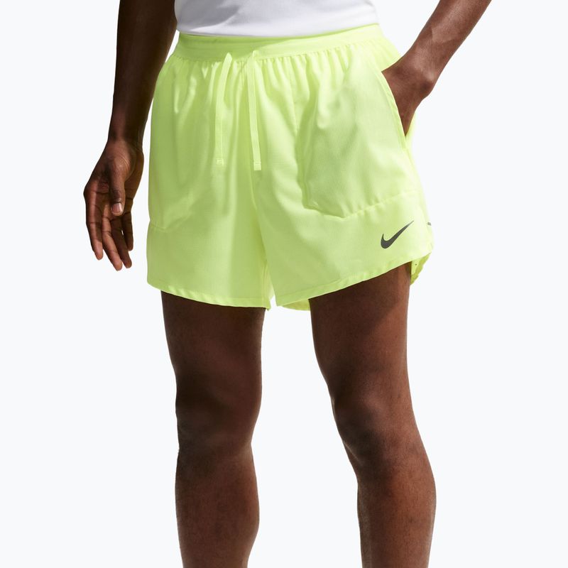 Pánske šortky Nike Stride Dri-Fit s podšívkou 5" volt ice 4