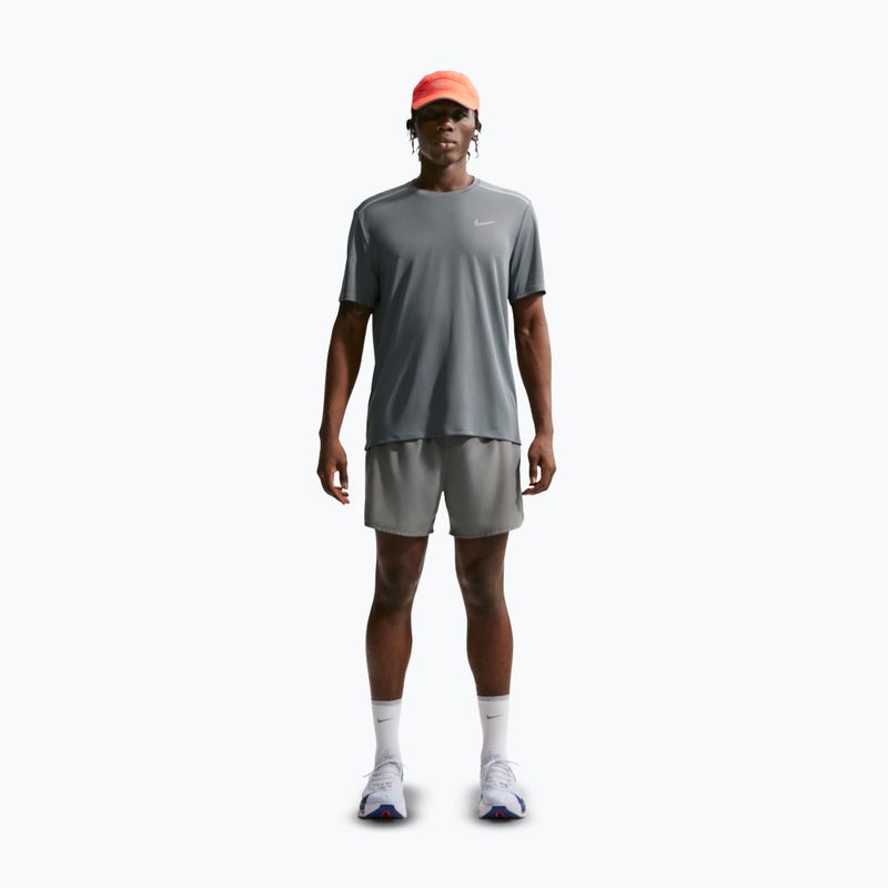 Pánske bežecké tričko Nike Miler Dri-Fit UV smoke grey 2