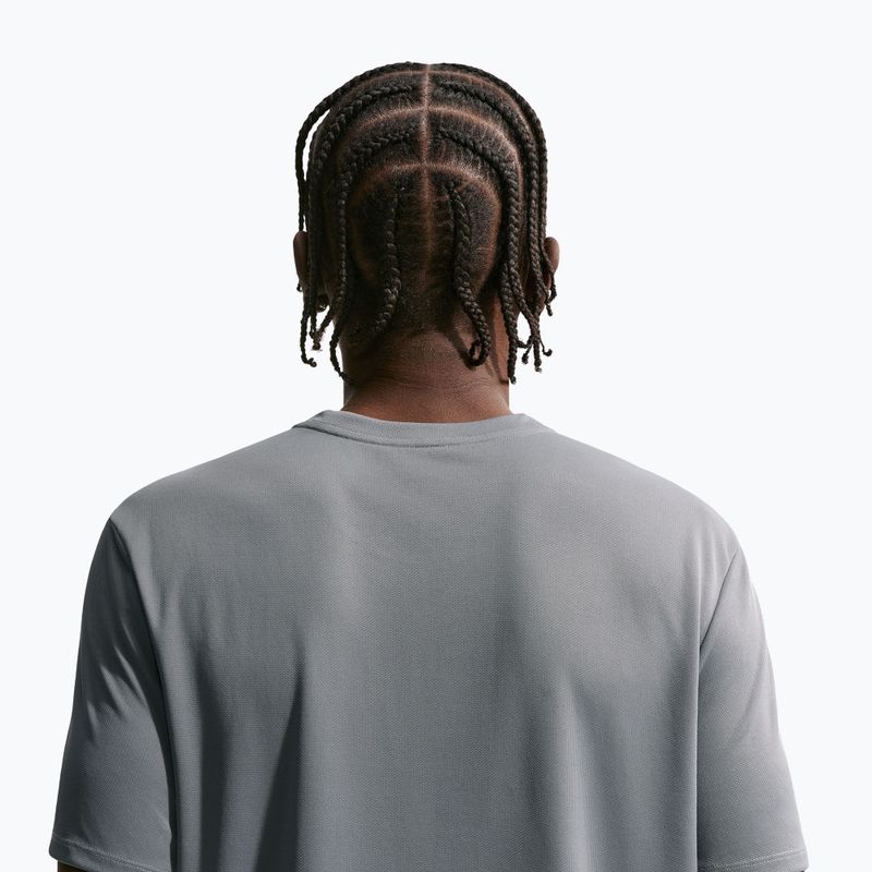 Pánske bežecké tričko Nike Miler Dri-Fit UV smoke grey 5