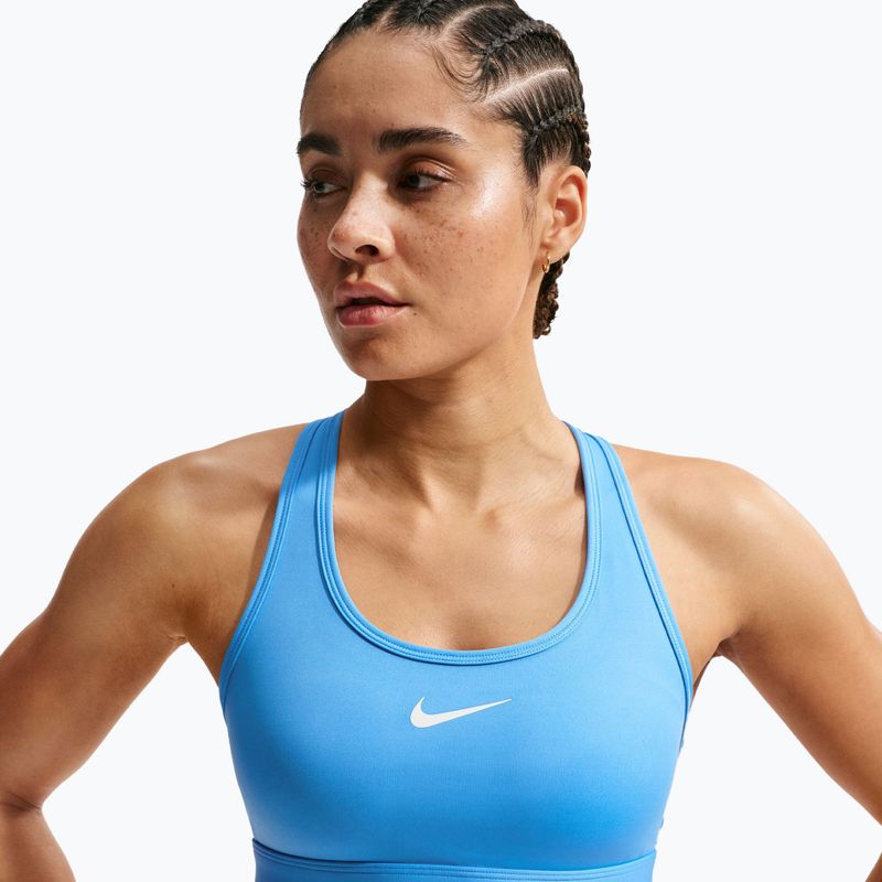 Fitness podprsenka Nike Swoosh Medium Support university blue/white 4