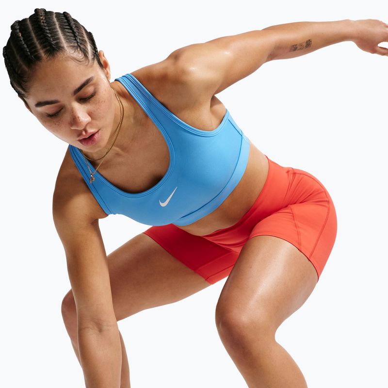 Fitness podprsenka Nike Swoosh Medium Support university blue/white 6
