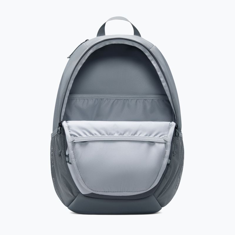 Mestský batoh Nike Heritage Sweep 25 l smoke grey/smoke grey/white 4