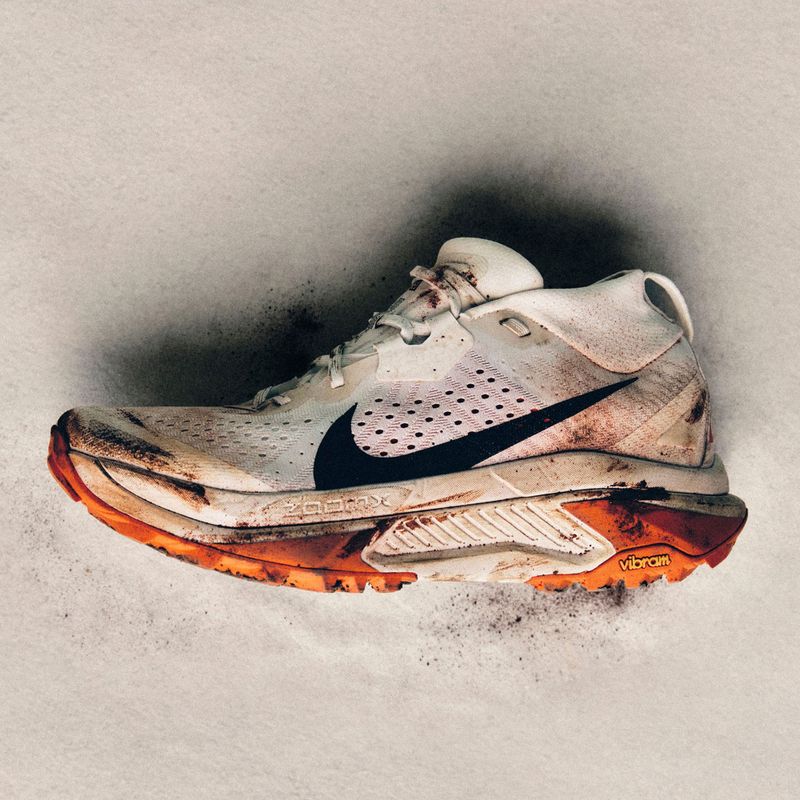 Dámske bežecké topánky Nike ACG Zegama Trail summit white/phantom/safety orange/black 8