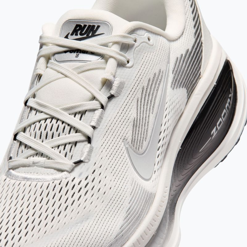 Pánske bežecké topánky Nike Vomero 18 summit white/metallic silver-black 3