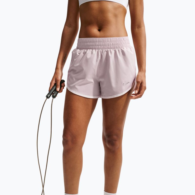 Dámske tréningové šortky Nike One Woven Brief-Lined platinum violet/sail 5