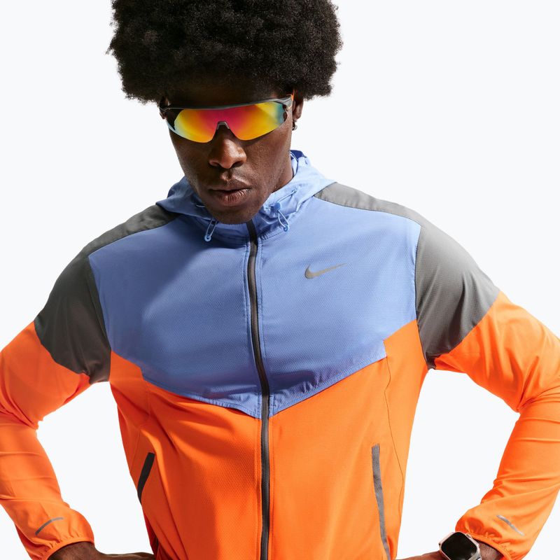 Pánska bežecká bunda Nike Impossibly Light Windrunner total orange/royal pulse/smoke grey 5