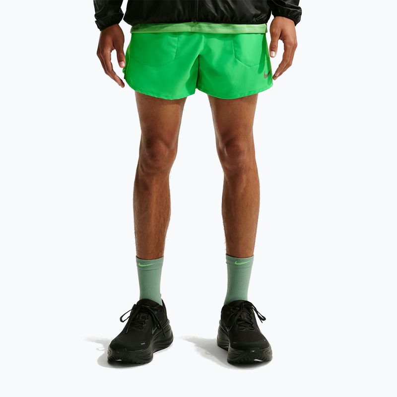Pánske šortky Nike Stride Dri-Fit s podšívkou 5" zelená iskra
