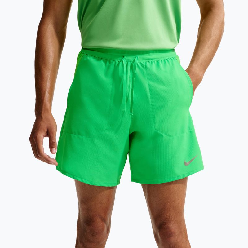 Pánske šortky Nike Stride Dri-Fit s podšívkou 5" zelená iskra 5