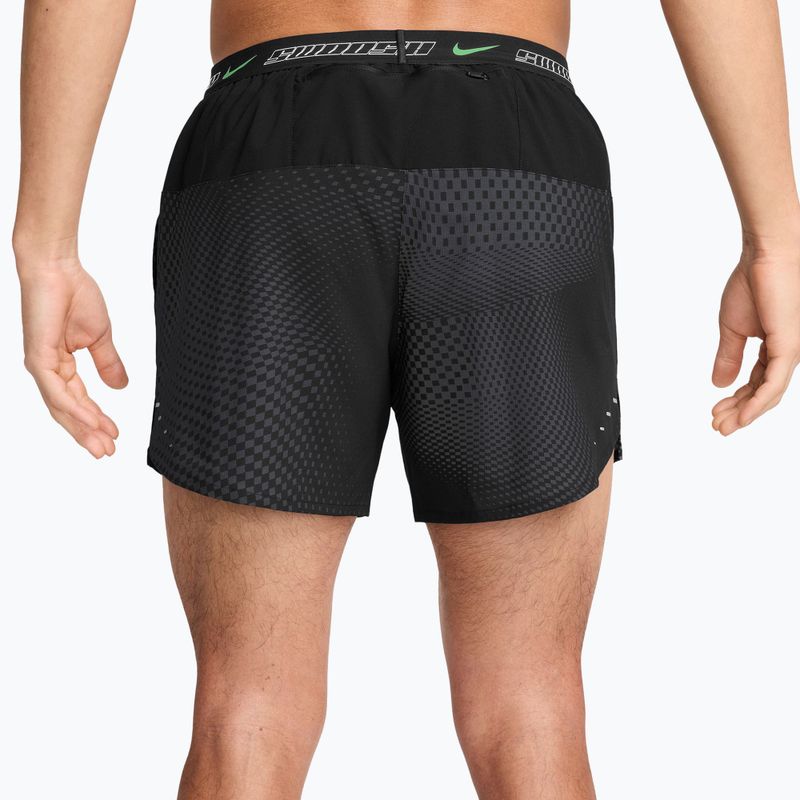 Pánske bežecké šortky Nike Stride black 2