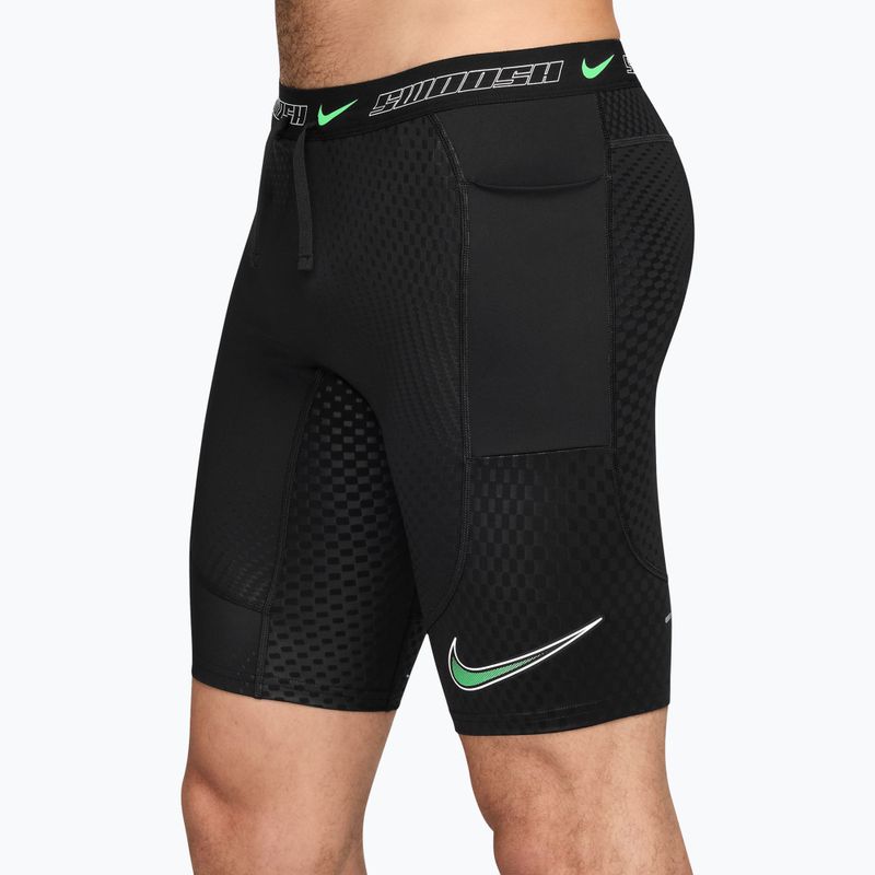 Pánske bežecké šortky Nike Stride black/illusion green 3