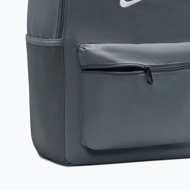 Mestský batoh Nike Heritage 23 l smoke grey/smoke grey/white 5