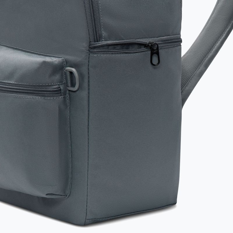 Mestský batoh Nike Heritage 23 l smoke grey/smoke grey/white 6