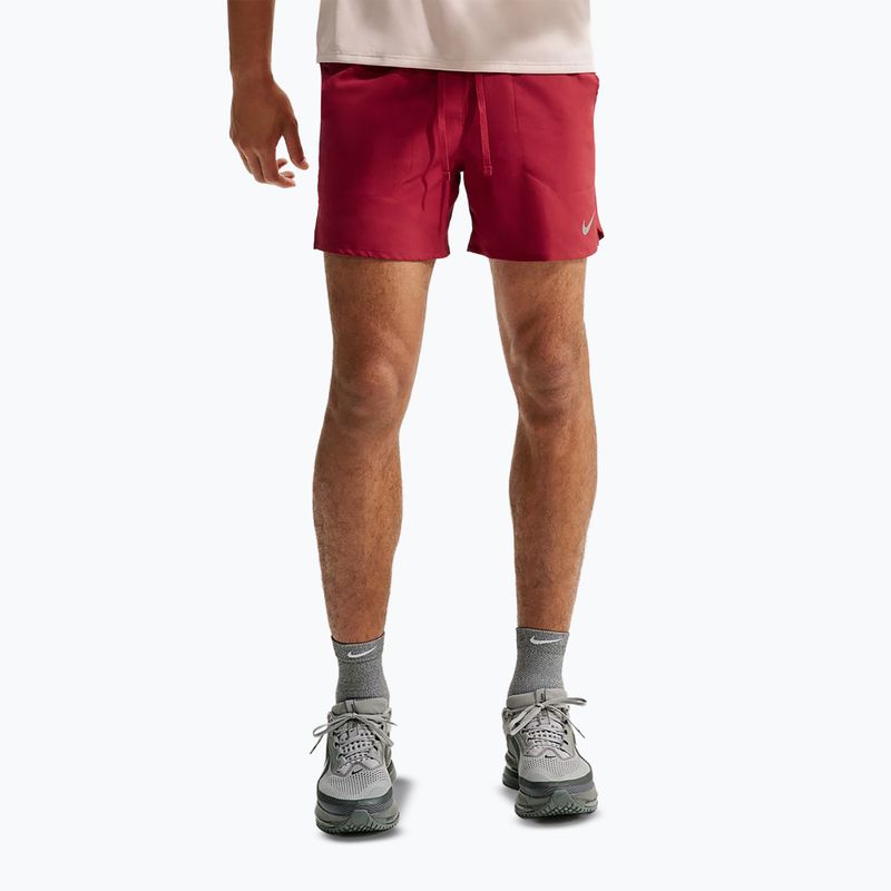 Pánske šortky Nike Stride Dri-Fit s podšívkou 5" tough red