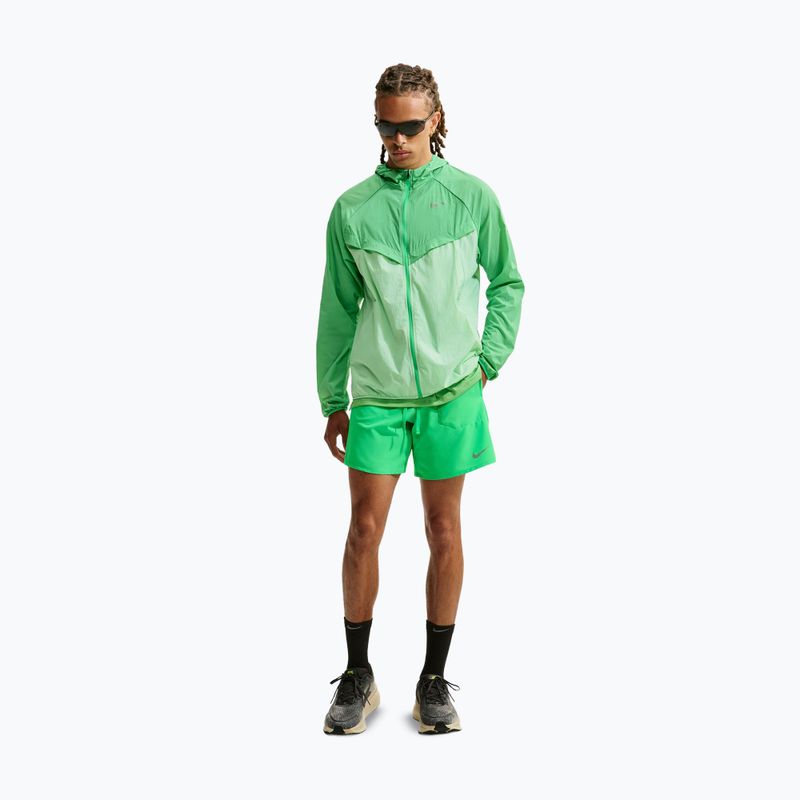 Pánske bežecké šortky Nike Stride Dri-Fit 2in1 7" green spark 2