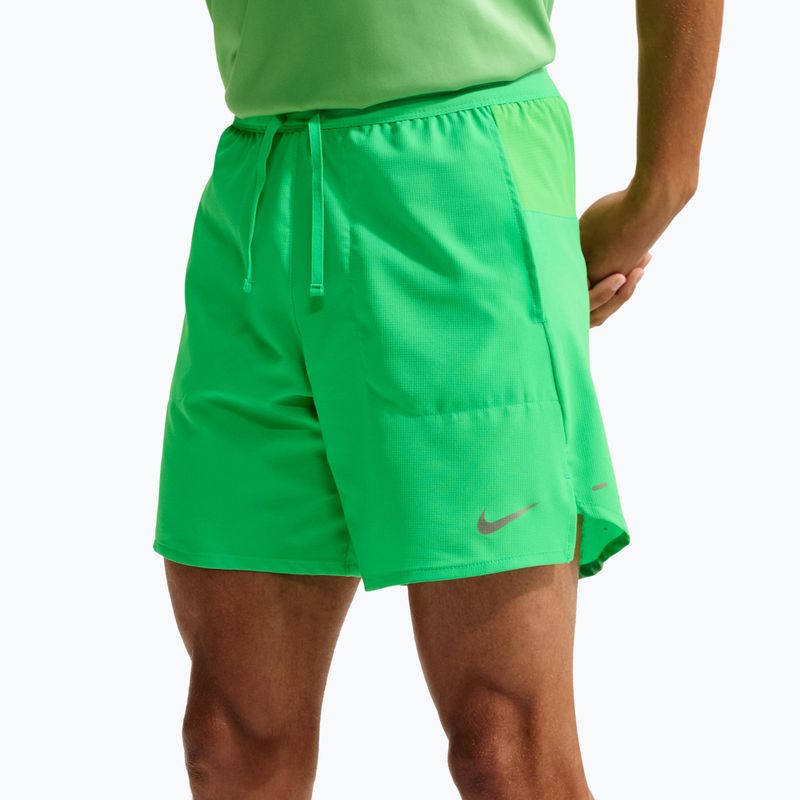 Pánske bežecké šortky Nike Stride Dri-Fit 2in1 7" green spark 5