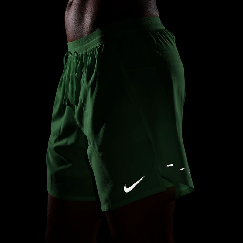 Pánske bežecké šortky Nike Stride Dri-Fit 2in1 7" green spark 7
