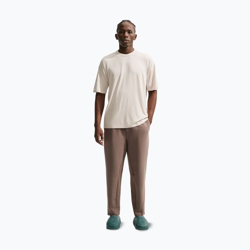Pánske tréningové tričko Nike 24.7 ImpossiblySoft Light light orewood brown/sail/lilght iron ore 8