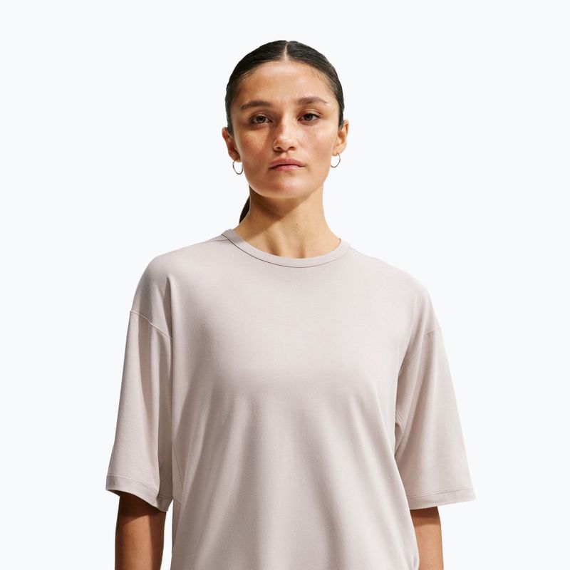 Dámske tréningové tričko Nike 24.7 ImpossiblySoft Light cream Ii/college grey 3