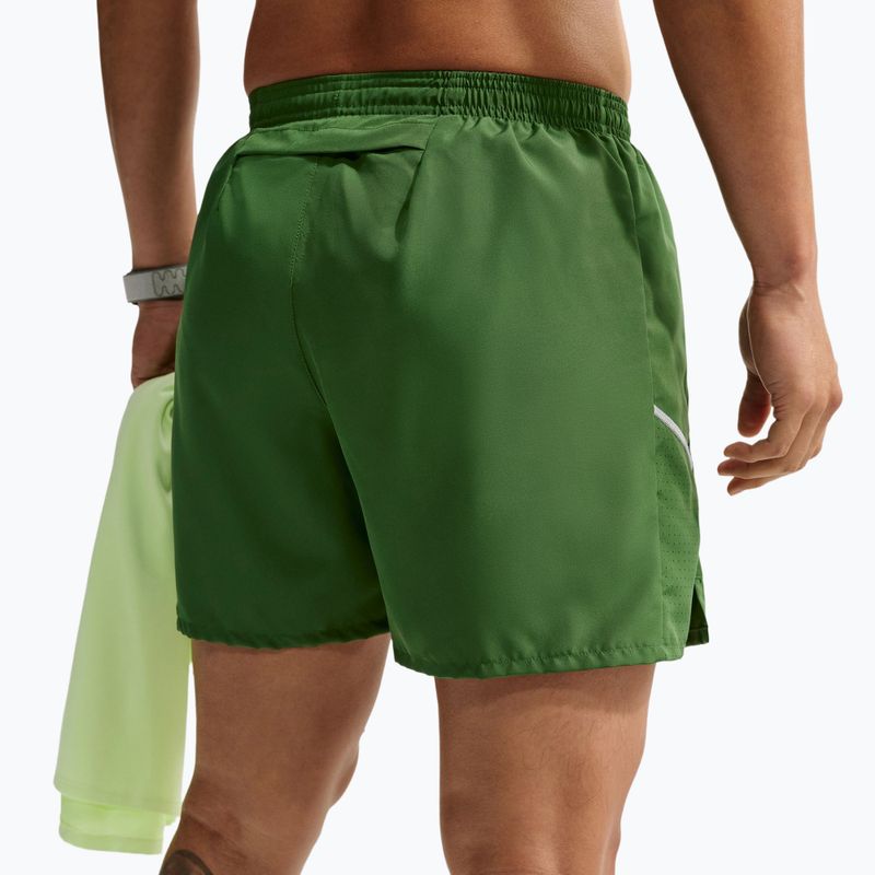 Pánske bežecké šortky Nike Miler forest green 6