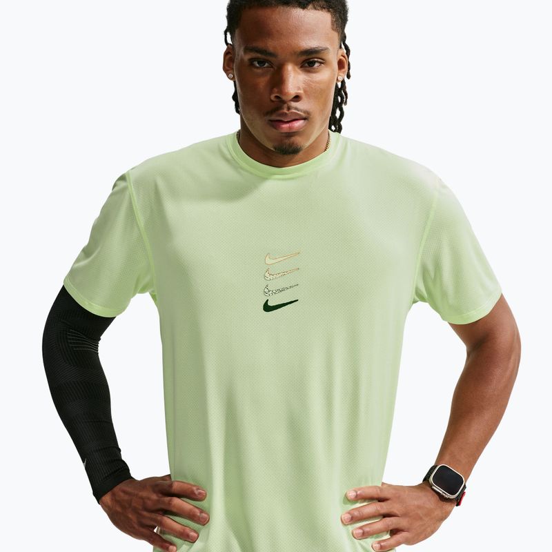 Pánske bežecké tričko Nike Dri-Fit Running Top barely volt 4